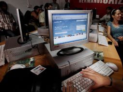 En 2006, internet alcanza los 100 millones de usuarios, en la foto, bloggers cubanos. ARCHIVO  /