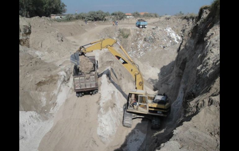 La excavadora asegurada se utilizaba en la extracción de materiales geológicos. ESPECIAL  /