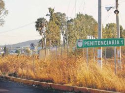 La madrugada del jueves pasado, tres reclusos escaparon del centro estatal de Puente Grande.  /