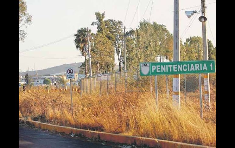 La madrugada del jueves pasado, tres reclusos escaparon del centro estatal de Puente Grande.  /