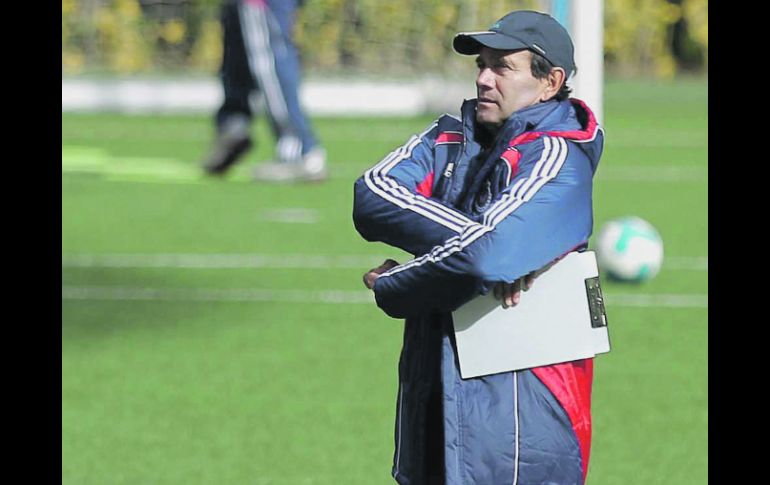 El técnico de Chivas Fernando Quirarte durante las prácticas de ayer en el Estadio Omnilife.  /