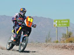 Cyril Despres transita en su moto durante el Rally Dakar. AP  /