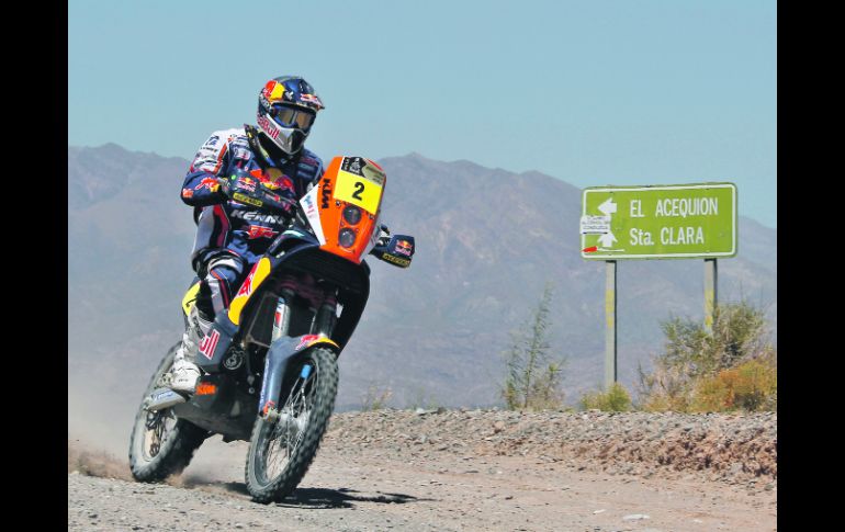 Cyril Despres transita en su moto durante el Rally Dakar. AP  /