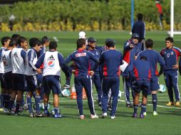 El equipo tapatío, durante el entrenamiento del día de ayer en el Omnilife.  /