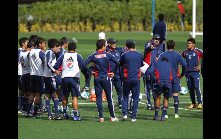 El equipo tapatío, durante el entrenamiento del día de ayer en el Omnilife.  /