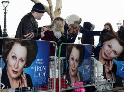 Fans de la actriz Meryl Streep observan los carteles de promoción de la premier europea de la película 'La Dama de Hierro'. AFP  /