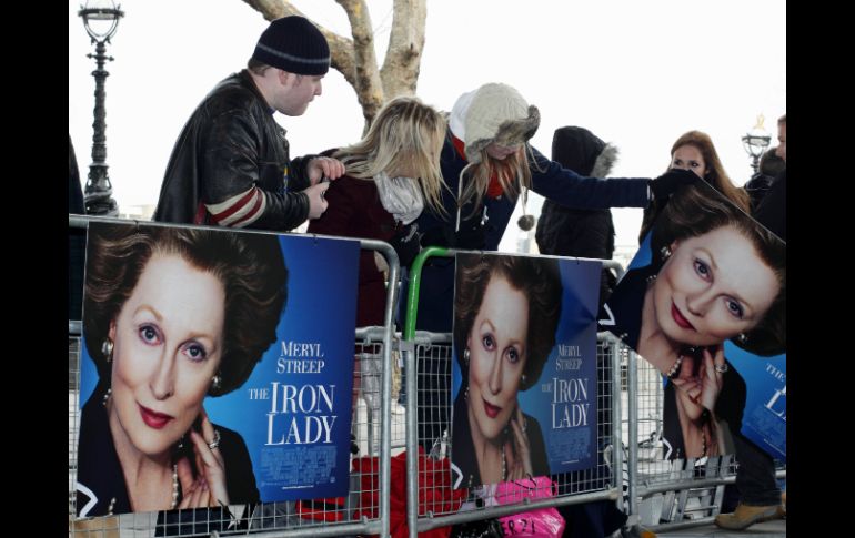 Fans de la actriz Meryl Streep observan los carteles de promoción de la premier europea de la película 'La Dama de Hierro'. AFP  /