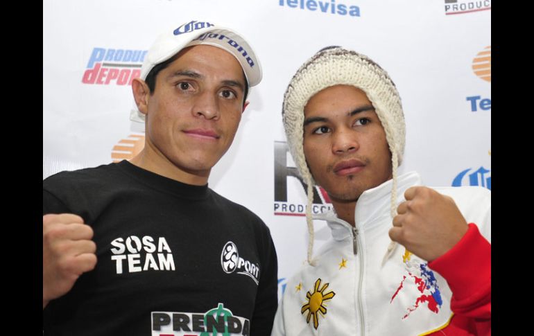 Édgar Sosa y el filipino Roilo Golez previo a su combate. NTX  /