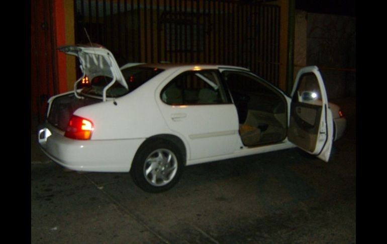 Los delincuentes fueron aprehendidos mientras estaban a bordo de un coche Nissan tipo Altima.  /