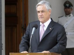 El presidente de Chile, Sebastian Piñera, se dirige ante la prensa, para anunciar que los incendios fueron por terrorismo. EFE  /