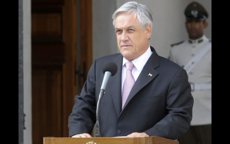 El presidente de Chile, Sebastian Piñera, se dirige ante la prensa, para anunciar que los incendios fueron por terrorismo. EFE  /