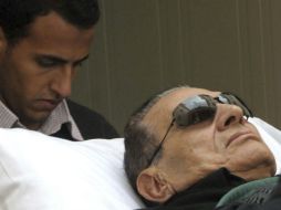 El ex dirigente egipcio Hosni Mubarak llega en camilla al juzgado en el que se desarrolla una nueva sesión del juicio en su contra. EFE  /