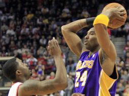 Kobe Bryant (d) intenta pasar ante el guardia Wesley Matthews de los Blazers. AP  /