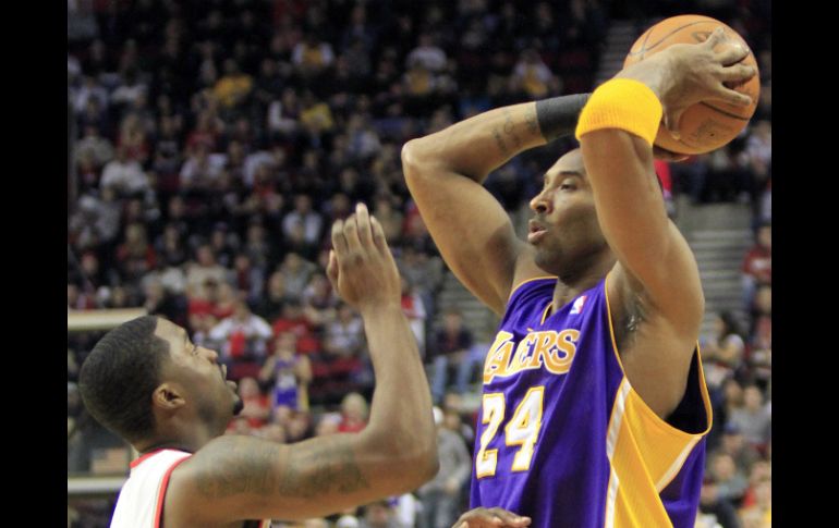 Kobe Bryant (d) intenta pasar ante el guardia Wesley Matthews de los Blazers. AP  /