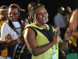 La gente asiste a una vigilia de la noche en una carpa en la iglesia donde se fundó el Congreso Nacional Africano.AFP  /