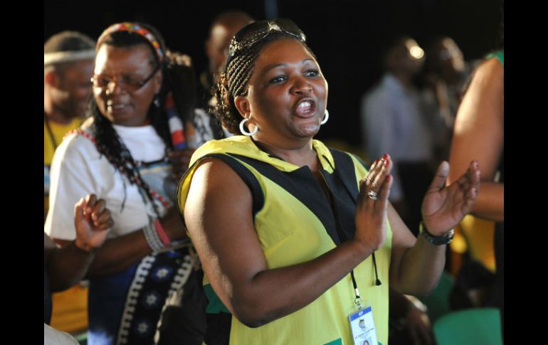 La gente asiste a una vigilia de la noche en una carpa en la iglesia donde se fundó el Congreso Nacional Africano.AFP  /