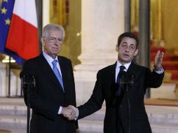 Sarkozy (D) y el primer ministro italiano, Mario Monti, se dan la mano en el patio del Palacio del Elíseo tras una reunión en París.REU  /