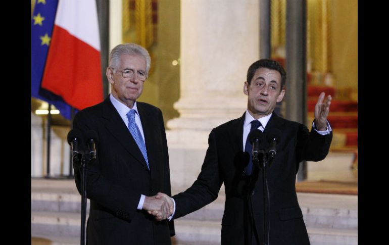 Sarkozy (D) y el primer ministro italiano, Mario Monti, se dan la mano en el patio del Palacio del Elíseo tras una reunión en París.REU  /