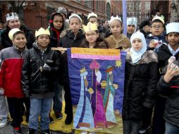 Las calles del barrio se llenaron de niños y adultos para ver pasar y saludar a Gaspar, Baltasar y Melchor. EFE  /