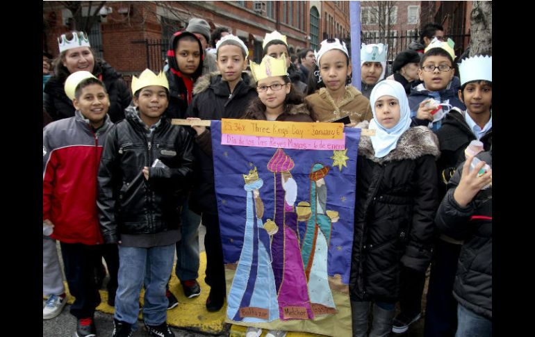 Las calles del barrio se llenaron de niños y adultos para ver pasar y saludar a Gaspar, Baltasar y Melchor. EFE  /