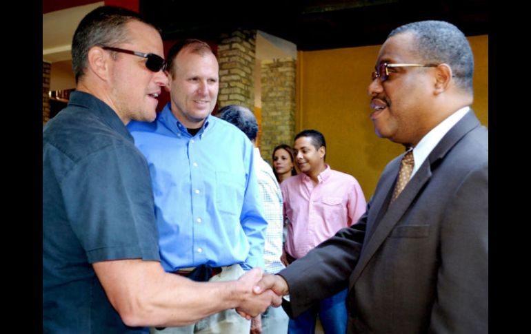 El actor de cine estadounidense Matt Damon estrecha la mano del primer ministro de Haití, Gary Conille. EFE  /