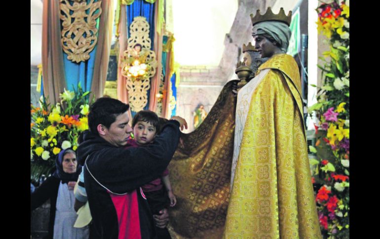 Uno de los rituales más repetidos cada año, es llevar a los niños a frotarse bajo el manto de las figuras veneradas.  /