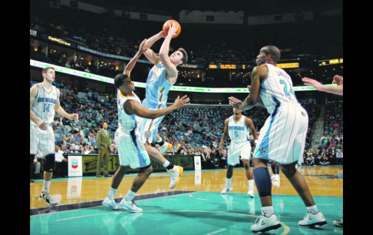 Danilo Gallinari (8), de los Nuggets de Denver, se cuela entre tres jugadores  para conseguir dos de sus 23 puntos de la noche.  /