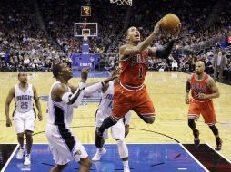 Derrick Rose (1) y Loul Deng llevaron a los Bulls a una victoria sobre los Magic de Orlando. AP  /