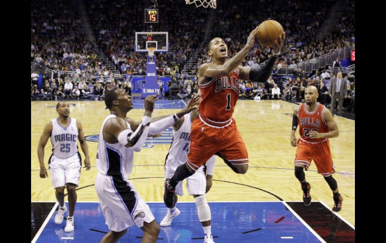 Derrick Rose (1) y Loul Deng llevaron a los Bulls a una victoria sobre los Magic de Orlando. AP  /