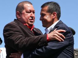 El presidente venezolano, Hugo Chávez (I), recibe a su homólogo peruano, Ollanta Humala, en Puerto Ordaz, Venezuela. EFE  /