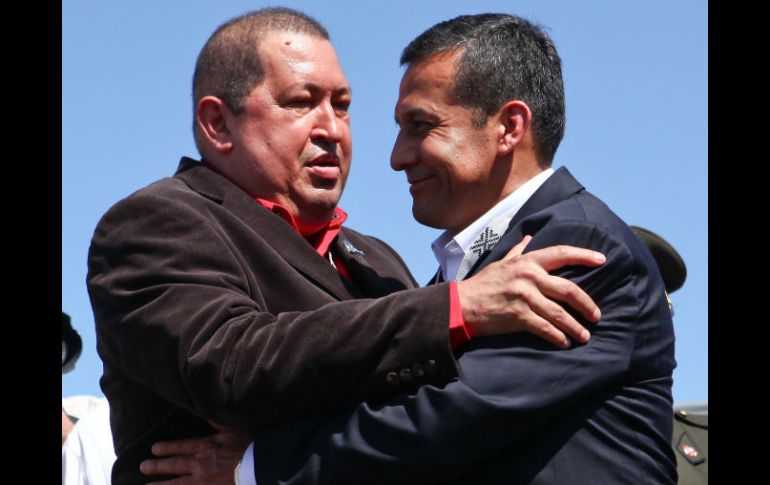 El presidente venezolano, Hugo Chávez (I), recibe a su homólogo peruano, Ollanta Humala, en Puerto Ordaz, Venezuela. EFE  /