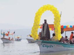 Tuvo lugar ayer el tradicional recorrido de los Reyes Magos por la Laguna de Cajititlán.  /