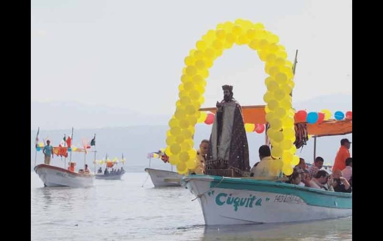 Tuvo lugar ayer el tradicional recorrido de los Reyes Magos por la Laguna de Cajititlán.  /