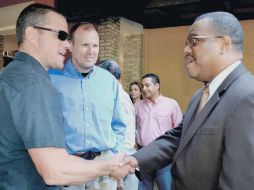 Matt Damon (izq.) estrecha la mano del primer ministro de Haití, Gary Conille, durante su visita a la ciudad de Puerto Príncipe. EFE  /