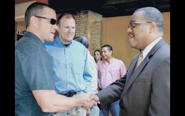 Matt Damon (izq.) estrecha la mano del primer ministro de Haití, Gary Conille, durante su visita a la ciudad de Puerto Príncipe. EFE  /