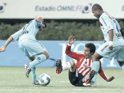 Orlando Rincón (izq.) despoja de la pelota al atacante rojiblanco Érick Torres. MEXSPORT  /