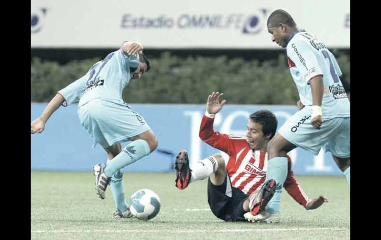 Orlando Rincón (izq.) despoja de la pelota al atacante rojiblanco Érick Torres. MEXSPORT  /