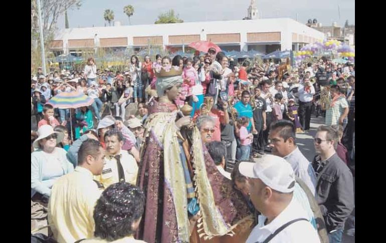 Según cifras oficiales, más de un millón de personas se dieron cita en Cajititlán para la tradicional celebración de los Reyes Magos.  /