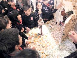 Niños festejan el Día de Reyes con juguetes y algunos bocadillos.  /