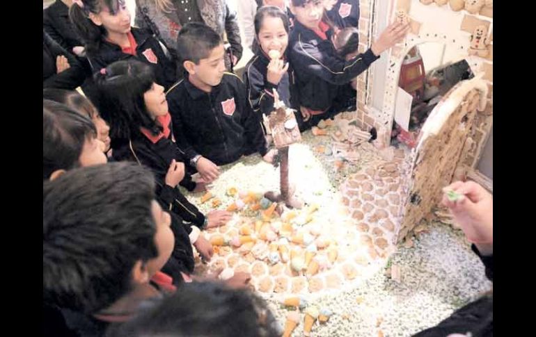 Niños festejan el Día de Reyes con juguetes y algunos bocadillos.  /