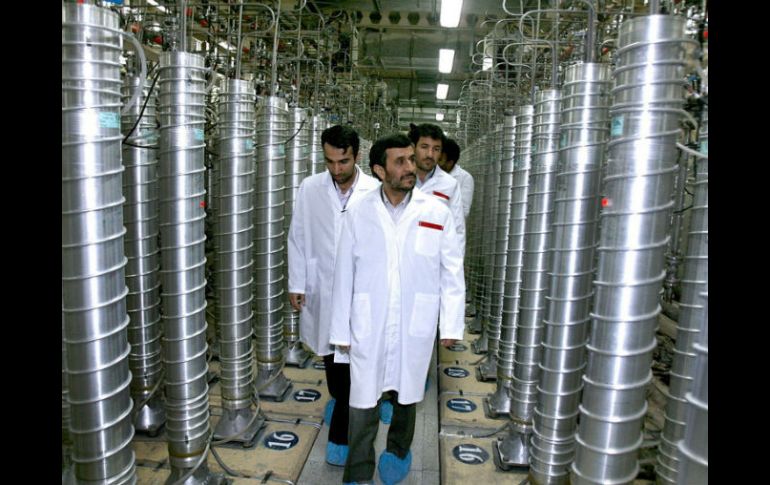 El presidente iraní, Mahmoud Ahmadinejad (C), visita en Natanz una instalación de enriquecimiento de uranio en 2008. AP  /