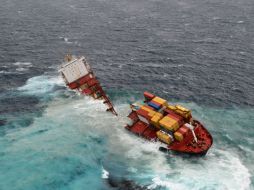 El casco del barco se partió en dos debido al fuerte oleaje, el viento y la lluvia que se registró en Mt Maunganui, Nueva Zelanda. EFE  /