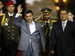 El presidente Mahmoud Ahmadinejad camina junto al vicepresidente de Venezuela, Elías Jaua (d) en el aeropuerto de Caracas. REUTERS  /