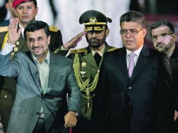 El mandatario iraní, Mahmoud Ahmadinejad (izquierda), acompañado por el vicepresidente venezolano, Elías Jagua. EFE  /