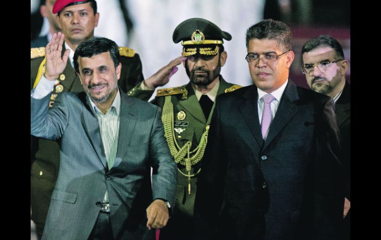 El mandatario iraní, Mahmoud Ahmadinejad (izquierda), acompañado por el vicepresidente venezolano, Elías Jagua. EFE  /