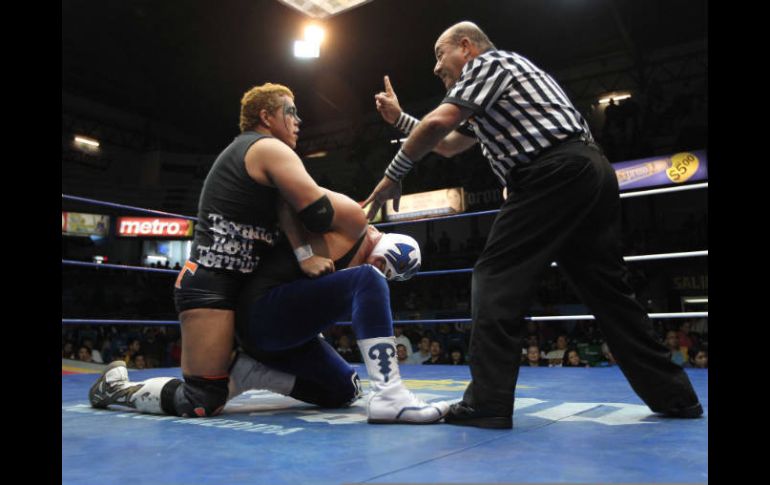 La lucha del Rey Bucanero y Tiger contra Atlántis y Titán fue la pelea estelar del domingo.  /