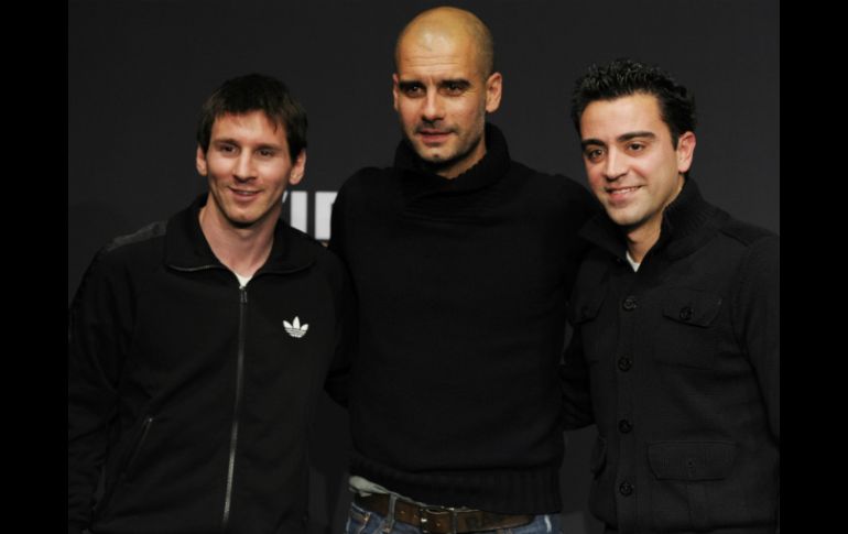 Lionel Messi (i), el entrenador del Barcelona, Josep Guardiola (c), y el centrocampista español Xavi Hernández (d). AP  /