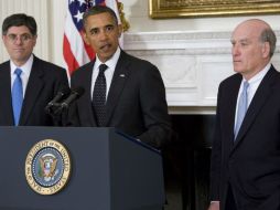 Barack Obama, (C), anuncia la dimisión del jefe de Gabinete de la Casa Blanca, William Daley, (D), junto a Jack Lew.EFE  /