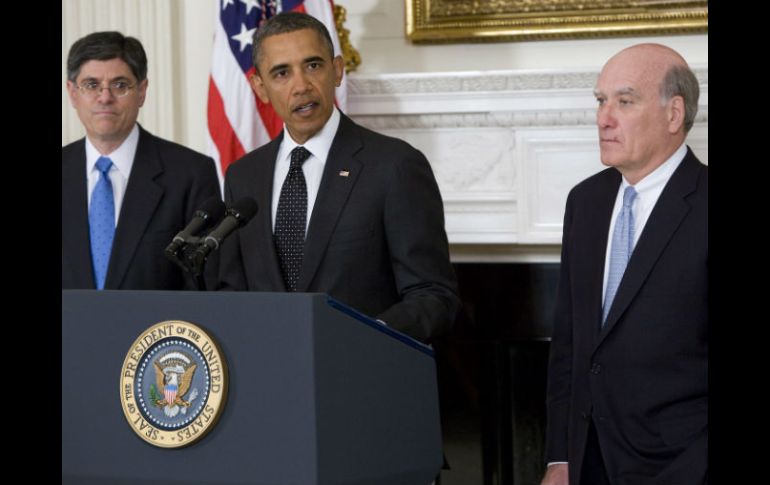 Barack Obama, (C), anuncia la dimisión del jefe de Gabinete de la Casa Blanca, William Daley, (D), junto a Jack Lew.EFE  /