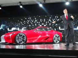 Mark Templin, gerente del grupo Lexus, presenta el LF-LC concepto de vehículo híbrido durante el pre estreno para la prensa. AFP  /